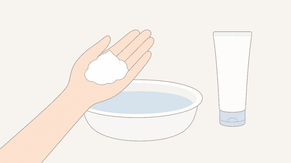 泡をのせた手のひらと洗顔料を描いたイラスト